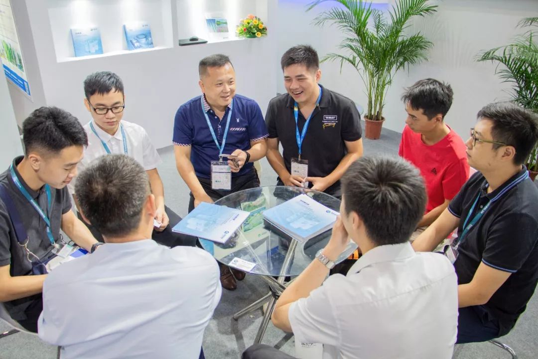 肇庆市生态环境局副调研员方晓海领导带队莅临鹏凯展位参观指导