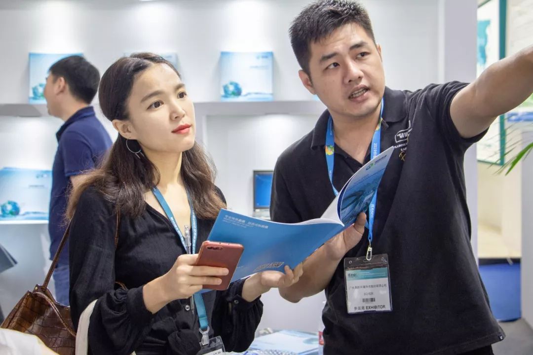 专业细致地解答客户的每一个问题